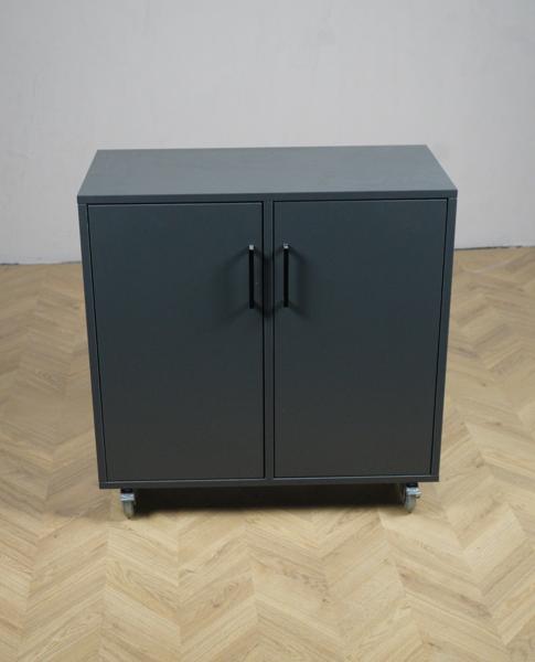 Frontbillede af Dencon kontorskab i antracitgrå med mål 80x80x39 cm